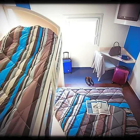 Hotel Fyl Good Ex Hotelf1 Cherbourg 3*